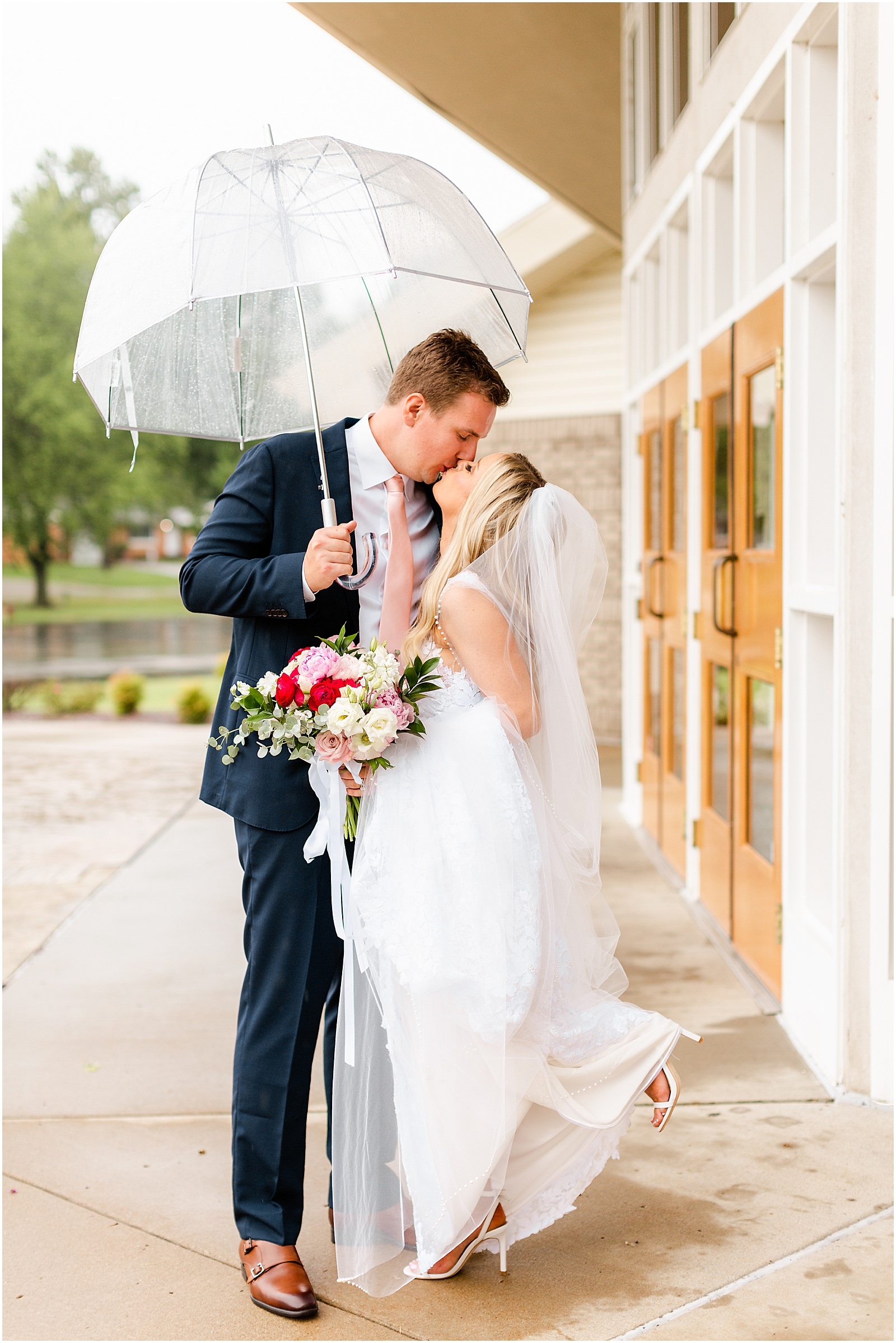 An Evansville Country Club Wedding | Madison and Christiaan | Bret and Brandie | Evansville Photographers | @bretandbrandie-0140.jpg
